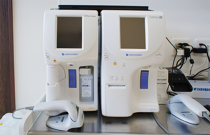 CRP測定器(左)と全自動血球計数器(右)